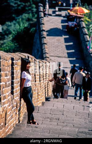 Touristen posieren auf der Chinesischen Mauer, Mutianyu, Peking, China Stockfoto