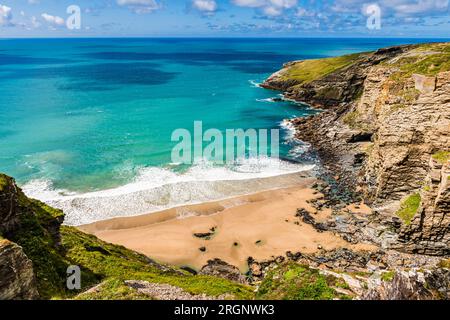 Mit Blick auf Hole Beach auf Trebarwith Strand, Tintagel, Cornwall, Großbritannien Stockfoto