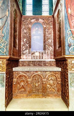 Vergoldeter Terrakotta-Altar unter George Frederic Watts Ölgemälde von „The All Pervading“ in der Watts Chapel, Compton, Surrey, England Stockfoto