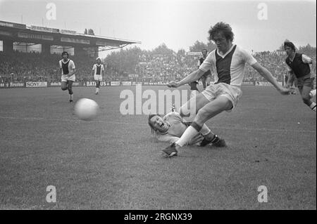 Ajax gegen Haarlem 3-0, Arie Haan überholt Hüter Lelieveld und erzielt 2-0; ca. 13. August 1972 Stockfoto