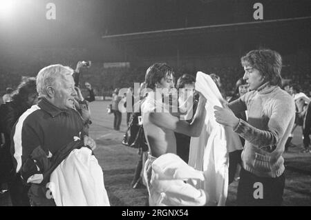 (Originalunterschrift) Ajax gegen Independiente 3-0, zweites Spiel für Weltmeisterschaft, Spieler mit Weltmeisterschaft ca. September 1972 Stockfoto