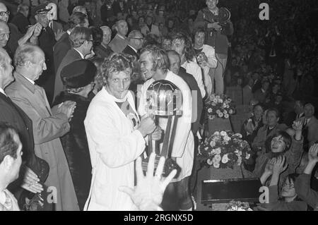 (Originalunterschrift) Ajax gegen Independiente 3-0, zweites Spiel für Weltmeisterschaft, Spieler mit Weltmeisterschaft ca. September 1972 Stockfoto