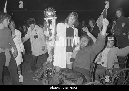 (Originalunterschrift) Ajax gegen Independiente 3-0, zweites Spiel für Weltmeisterschaft, Spieler mit Weltmeisterschaft ca. September 1972 Stockfoto