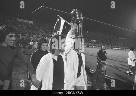 (Originalunterschrift) Ajax gegen Independiente 3-0, zweites Spiel für Weltmeisterschaft, Spieler mit Weltmeisterschaft ca. September 1972 Stockfoto