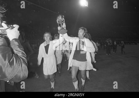 (Originalunterschrift) Ajax gegen Independiente 3-0, zweites Spiel für die Weltmeisterschaft, Ehrenrunde der Spieler mit Weltmeisterschaft ca. September 1972 Stockfoto