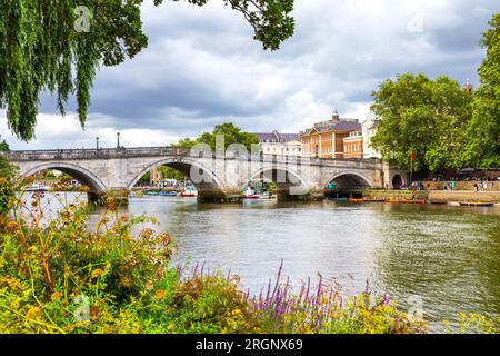 Steinbogen aus dem 18. Jahrhundert Richmond Road Bridge und die Themse River, Richmond, London, England Stockfoto