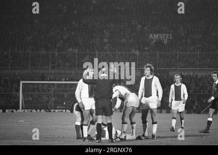 (Originalunterschrift) Ajax gegen Independiente 3-0, zweites WM-Spiel, Ajax-Spieler verletzt ca. September 1972 Stockfoto