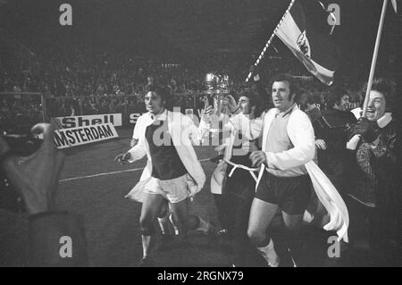 (Originalunterschrift) Ajax gegen Independiente 3-0, zweites Spiel für Weltmeisterschaft, Spieler mit Weltmeisterschaft ca. September 1972 Stockfoto