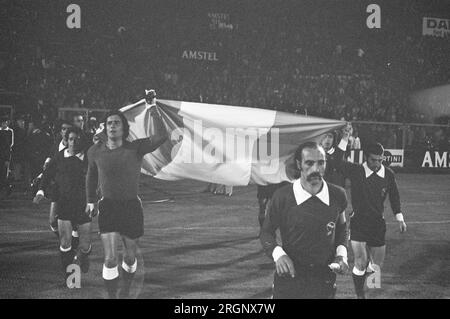 (Originalunterschrift) Ajax gegen Independiente 3-0, zweites WM-Spiel, Independiente-Spieler mit Flagge ca. September 1972 Stockfoto