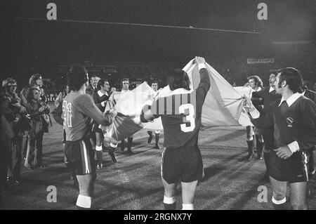 (Originalunterschrift) Ajax gegen Independiente 3-0, zweites WM-Spiel, Independiente-Spieler mit Flagge ca. September 1972 Stockfoto