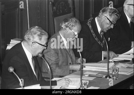 Der Stadtrat von Rotterdam beschäftigt sich mit der Unterbringung von Gastarbeitern im Afrikaanderbuurt. Von links nach rechts Aldermen H.W. Jettinghoff, G.Z. de Vos und Bürgermeister W. Thomassen; ca. 17. August 1972 Stockfoto