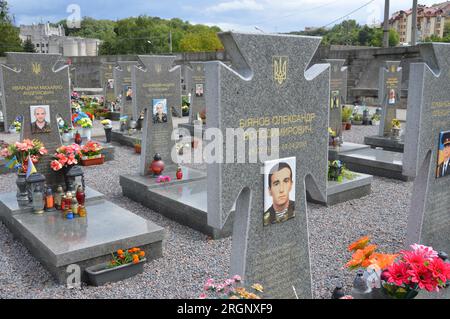 Lemberg, Ukraine - Friedhof Lychakiv - die Beerdigung der Soldaten der ukrainischen Armee, die seit 2014 im russisch-ukrainischen Krieg ums Leben kamen. (Foto: Markku Rainer Peltonen) Stockfoto