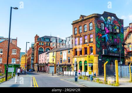 Häuser entlang der Port Street und Vogelgemälde von Mateus Bailon, Manchester, England Stockfoto