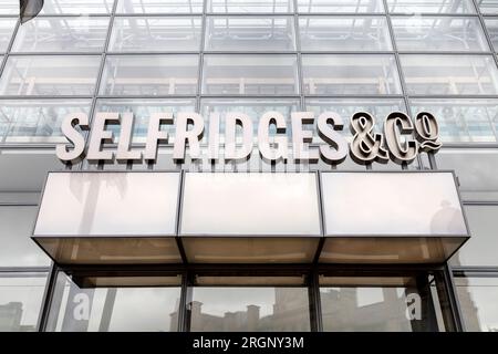 Logo-Schild für das Kaufhaus Selfridges Exchange Square, Trafford Centre, Manchester, England, Großbritannien Stockfoto