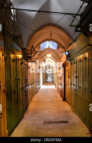 Spaziergang durch die Bogenmärkte in den frühen Morgenstunden. Muslimisches Viertel, Altstadt von Jerusalem. Stockfoto