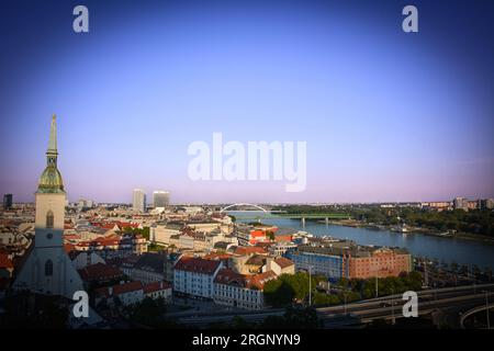 Blick auf die Skyline von Bratislava von der Burgmauer - Slowakei Stockfoto