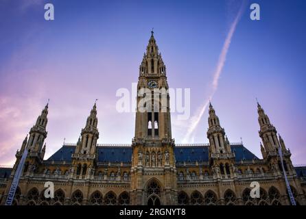 Schöner Himmel über dem Wiener Rathaus - Österreich Stockfoto