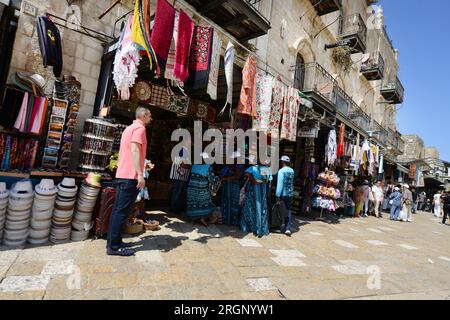 Souvenirläden am Omar Ibn El-Khattab Sq. In der Altstadt von Jerusalem, Israel. Stockfoto