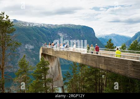 Aurland, Norwegen - 20. Juni 2023: Touristen auf der Aussichtsplattform Stegastein 650 Meter über dem Aurlandsfjord. Stockfoto