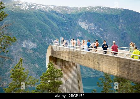 Aurland, Norwegen - 20. Juni 2023: Touristen auf der Aussichtsplattform Stegastein 650 Meter über dem Aurlandsfjord. Stockfoto