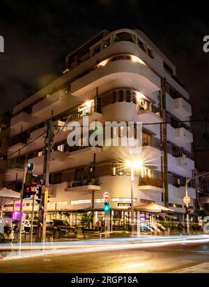 Tel Aviv. 9. Aug. 2023. Dieses Foto wurde am 9. August 2023 aufgenommen und zeigt ein Bauhaus-Gebäude in Tel Aviv, Israel. Die Weiße Stadt Tel Aviv ist bekannt für ihre ungewöhnliche Sammlung von weißen, undekorierten Bauhaus-Gebäuden mit Balkon, die 2003 von der UNESCO als Weltkulturerbe anerkannt wurden. Kredit: Chen Junqing/Xinhua/Alamy Live News Stockfoto