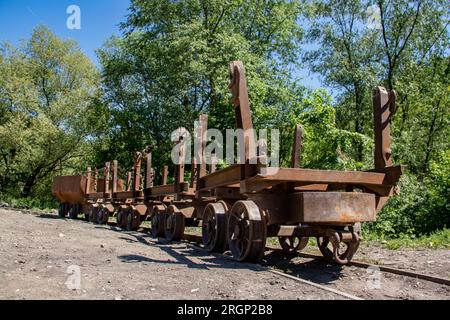 Alter rostiger Zugwaggon, der für immer an einem verlassenen Bahnhof geparkt wurde, der für die Ausgrabung von Holzkohle aus der unterirdischen Mine, Stadt Despotovac, Serbien, verwendet wurde Stockfoto