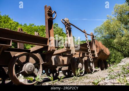 Alter rostiger Zugwaggon, der für immer an einem verlassenen Bahnhof geparkt wurde, der für die Ausgrabung von Holzkohle aus der unterirdischen Mine, Stadt Despotovac, Serbien, verwendet wurde Stockfoto