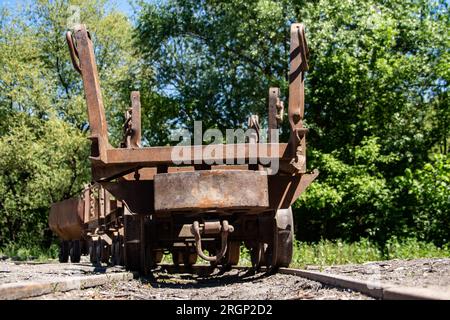 Alter rostiger Zugwaggon, der für immer an einem verlassenen Bahnhof geparkt wurde, der für die Ausgrabung von Holzkohle aus der unterirdischen Mine, Stadt Despotovac, Serbien, verwendet wurde Stockfoto