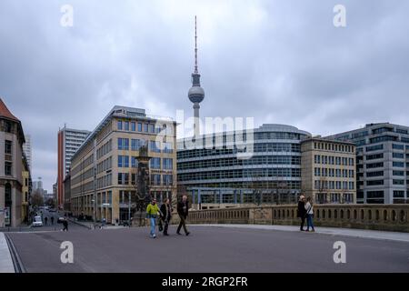 Berlin, Deutschland - 19. April 2023 : Blick auf verschiedene Wohngebäude, eine Brücke und den berühmten Fernsehturm im Hintergrund im Zentrum von Stockfoto