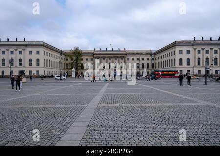Berlin, Deutschland - 19. April 2023 : Panoramaansicht der rechtswissenschaftlichen Fakultät der Humboldt-Universität in Berlin Stockfoto