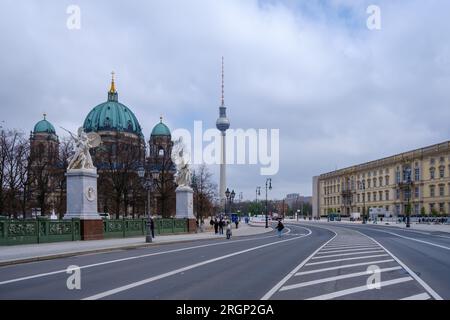 Berlin, Deutschland - 19. April 2023 : Blick auf den Berliner Dom und den Berliner Fernsehturm Stockfoto