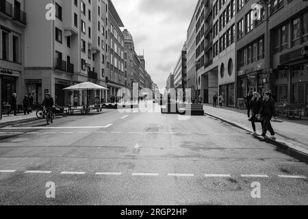 Berlin, Deutschland - 19. April 2023 : Panoramaaussicht auf die Fußgängerzone Friedrichstraße im Zentrum Berlins in schwarz und weiß Stockfoto