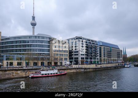 Berlin, Deutschland - 19. April 2023 : Blick auf die Spree, verschiedene Wohngebäude und den berühmten Fernsehturm in Berlin Stockfoto