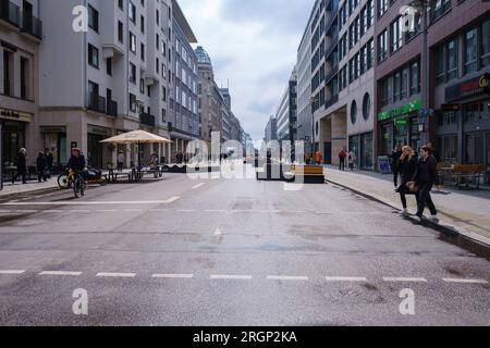 Berlin, Deutschland - 19. April 2023 : Panoramaaussicht auf die Fußgängerzone Friedrichstraße im Zentrum Berlins Stockfoto