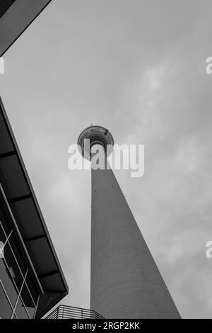 Berlin, Deutschland - 19. April 2023 : Blick auf den beeindruckenden Fernsehturm, den Fernsehturm in Berlin in Schwarz und Weiß Stockfoto