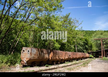 Alter rostiger Zugwaggon, der für immer an einem verlassenen Bahnhof geparkt wurde, der für die Ausgrabung von Holzkohle aus der unterirdischen Mine, Stadt Despotovac, Serbien, verwendet wurde Stockfoto