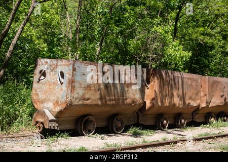 Alter rostiger Zugwaggon, der für immer an einem verlassenen Bahnhof geparkt wurde, der für die Ausgrabung von Holzkohle aus der unterirdischen Mine, Stadt Despotovac, Serbien, verwendet wurde Stockfoto