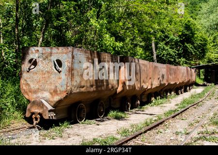 Alter rostiger Zugwaggon, der für immer an einem verlassenen Bahnhof geparkt wurde, der für die Ausgrabung von Holzkohle aus der unterirdischen Mine, Stadt Despotovac, Serbien, verwendet wurde Stockfoto