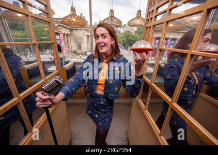 REDAKTIONELLER GEBRAUCH die Comedian Maddy Lucy dann tritt während des Fringe Festivals auf der YO!Edinburgh auf, um ihr einwöchiges „YO! Maki me Laugh“, bei dem die Geschwindigkeit des kaiten-Gürtels des Restaurants durch das Volumen des Gelächters gesteuert wird. Ausgabedatum: Freitag, 11. August 2023. Stockfoto