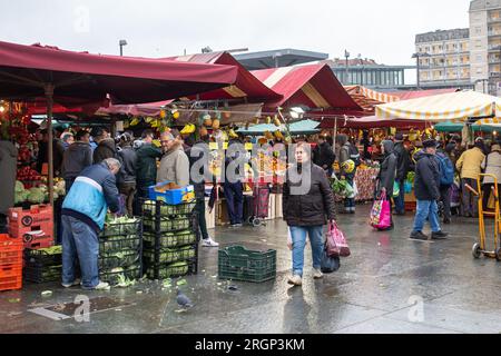 TURIN, ITALIEN - 10. NOVEMBER 2018: Menschen auf dem lokalen traditionellen Markt im Porta Palazzo in Turin, Italien. Stockfoto