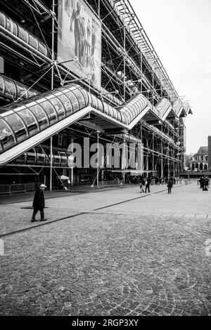 PARIS - 17. APRIL 2023: Zentrum von Georges Pompidou. Blick auf die moderne futuristische Glas- und Metallfassade mit Treppe im Rohr. Paris, Frankreich. Vollständiger Name: Nationales Georges Pompidou Centre of Art and Culture. Schwarzweißbild. Stockfoto