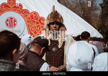 SHYMKENT, KASACHSTAN - 22. MÄRZ 2023: Kasachischer Mann in traditionellen kasachischen Kriegerkostümen bei der Feier von Nauryz Stockfoto