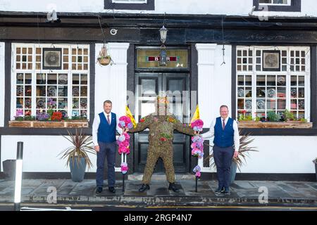 South Queensferry, Schottland. 11. August 2023. Der Burryman oder Burry man ist eine alte Tradition ein Mann voller Grate wird über neun Stunden lang durch die Stadt South Queensferry in der Nähe von Edinburgh geführt. Die Tradition besagt, dass er der Stadt Glück bringen wird, wenn sie ihm Whisky und Geld geben, und dieses Pech wird entstehen, wenn der Brauch eingestellt wird. © Richard Newton/Alamy Live News Stockfoto