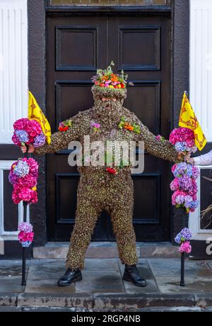 South Queensferry, Schottland. 11. August 2023. Der Burryman oder Burry man ist eine alte Tradition ein Mann voller Grate wird über neun Stunden lang durch die Stadt South Queensferry in der Nähe von Edinburgh geführt. Die Tradition besagt, dass er der Stadt Glück bringen wird, wenn sie ihm Whisky und Geld geben, und dieses Pech wird entstehen, wenn der Brauch eingestellt wird. © Richard Newton/Alamy Live News Stockfoto