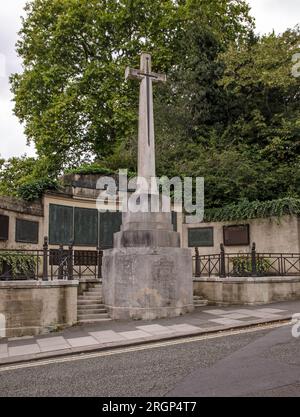 Blick auf das historische Kriegsdenkmal im Zentrum von Bath, Somerset. Das Denkmal wurde 1923 errichtet, um den Toten in der Ersten Welt zu gedenken Stockfoto