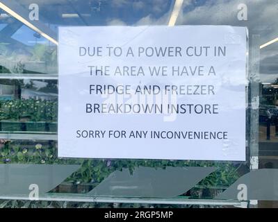 Taplow, Buckinghamshire, Großbritannien. 11. August 2023. Nach einem großen Stromausfall in Taplow, Buckinghamshire, hat der Tesco Store im Bishop Centre Retail Park am A4. In Buckinghamshire heute Morgen all ihre gefrorenen und gekühlten Produkte weggeworfen. Sainsbury's in Taplow sind ebenfalls betroffen und haben ihren Supermarkt bis auf weiteres komplett geschlossen. Kredit: Maureen McLean/Alamy Live News Stockfoto