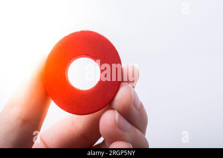 Hand hält Buchstabenwürfel O des Alphabets Stockfoto