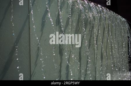 Die Springbrunnen spucken sprudelndes Wasser in einer Kacke Stockfoto