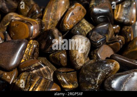 tigerauge und Falkenauge Edelstein als Mineralgestein Stockfoto