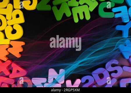 Bunte Buchstabenblöcke, die zufällig verteilt sind Stockfoto